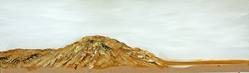 Décor de fond peint représentant une colline désertique ocre sous un ciel clair