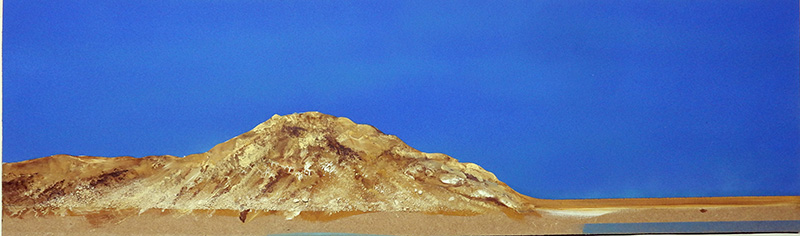 Colline désertique en relief peinte en ocre devant un fond de ciel bleu