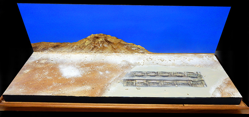 Base de décor désertique en cours de réalisation avec fond peint et relief montagneux