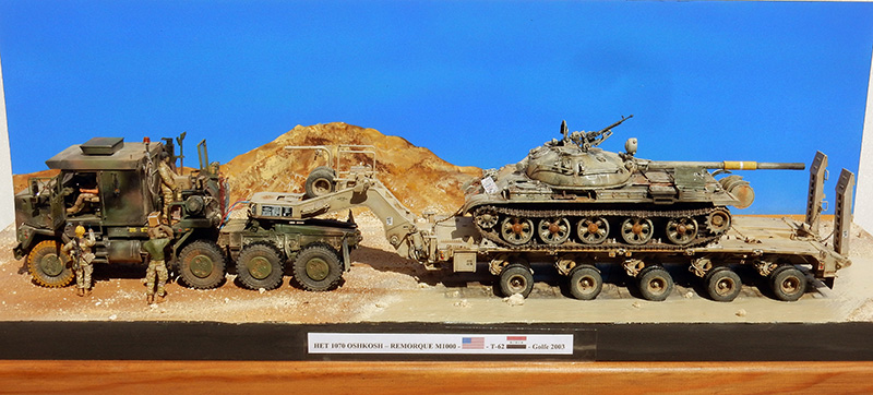 Diorama du HET 1070 Oshkosh tractant un char T-62 sur remorque M1000, décor désertique