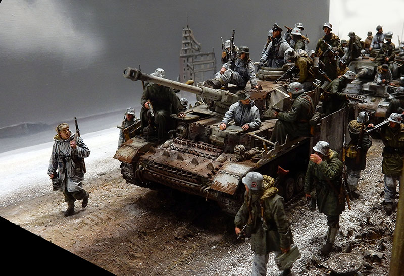 Diorama de chars allemands et soldats en tenue hivernale progressant dans un paysage enneigé en ruines