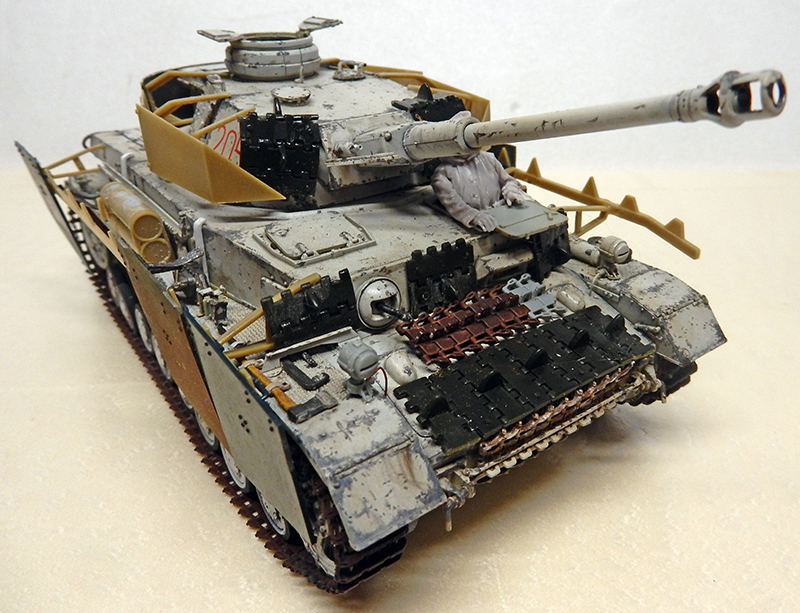 Maquette de char Panzer IV allemand en camouflage hivernal blanc, numéro 205 sur la tourelle