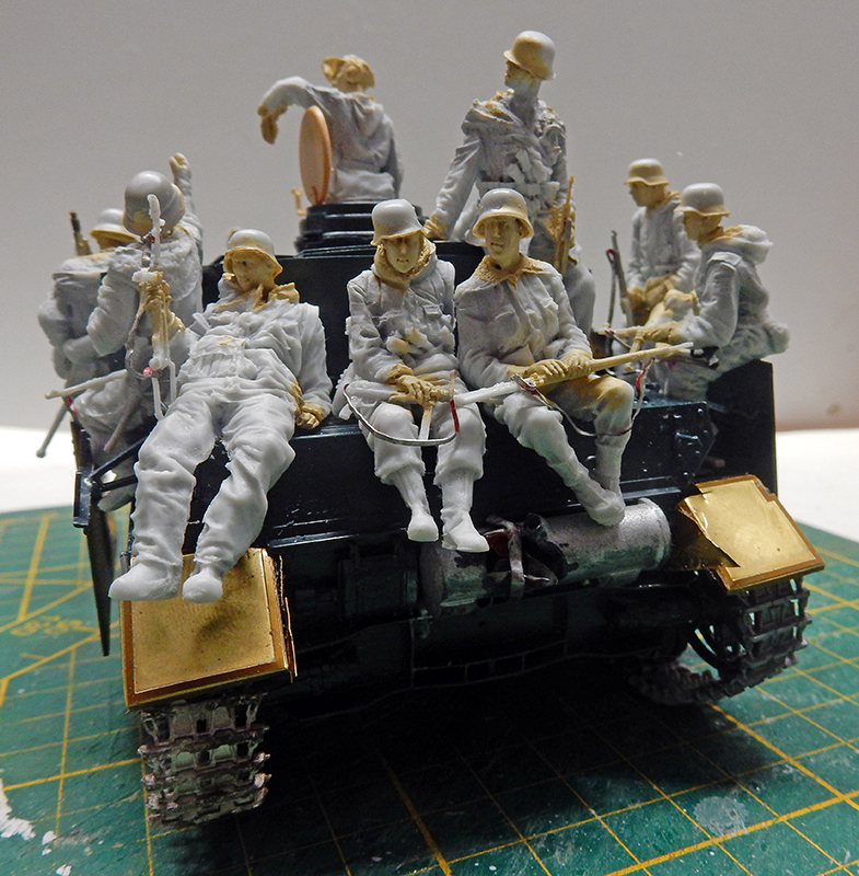 Maquette de char avec figurines de soldats allemands assis sur le blindage, montage en cours