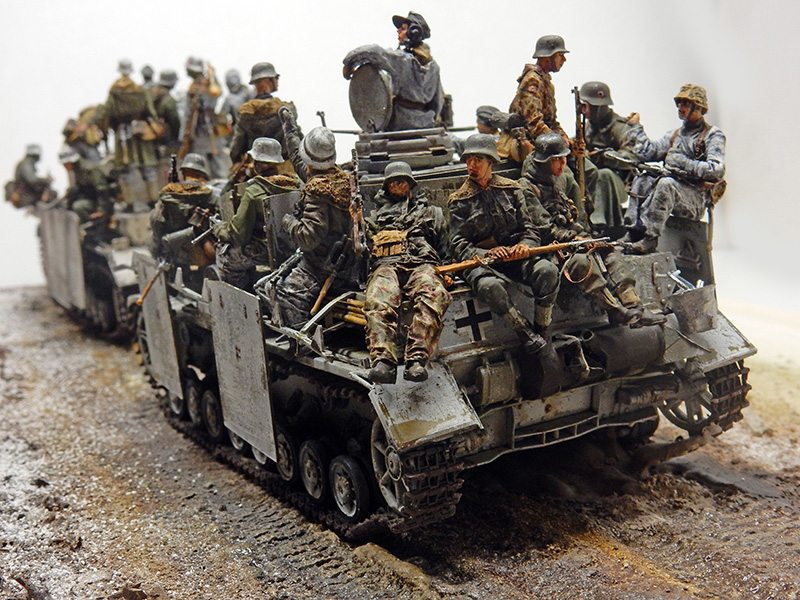 Maquette d'un canon d'assaut allemand transportant de nombreux soldats sous la neige, hiver hongrois 1945