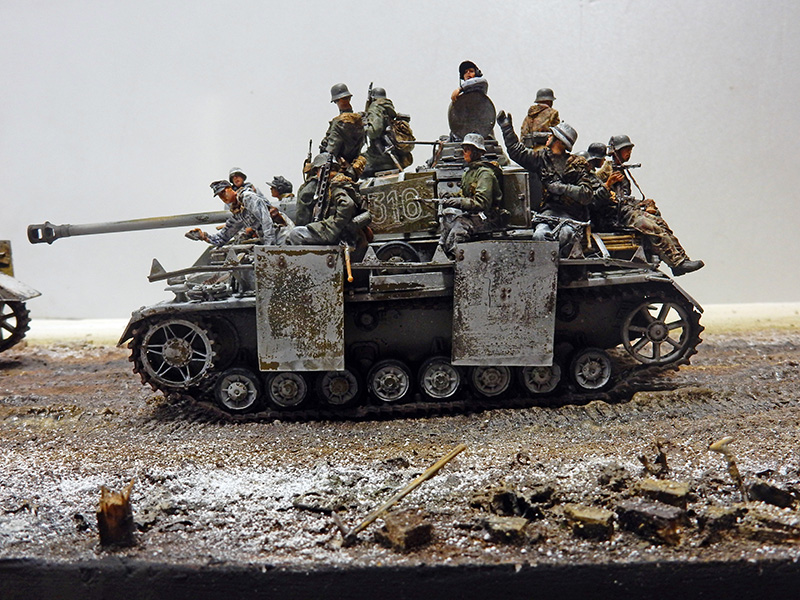 Diorama d'un canon d'assaut allemand numéroté 316 transportant des soldats sur terrain enneigé