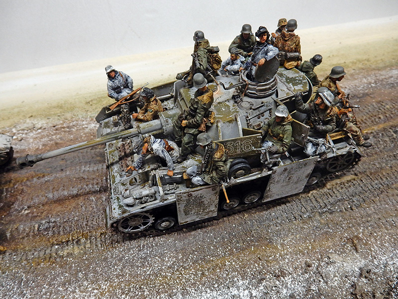 Maquette de canon d'assaut allemand transportant de nombreux soldats sur un terrain enneigé