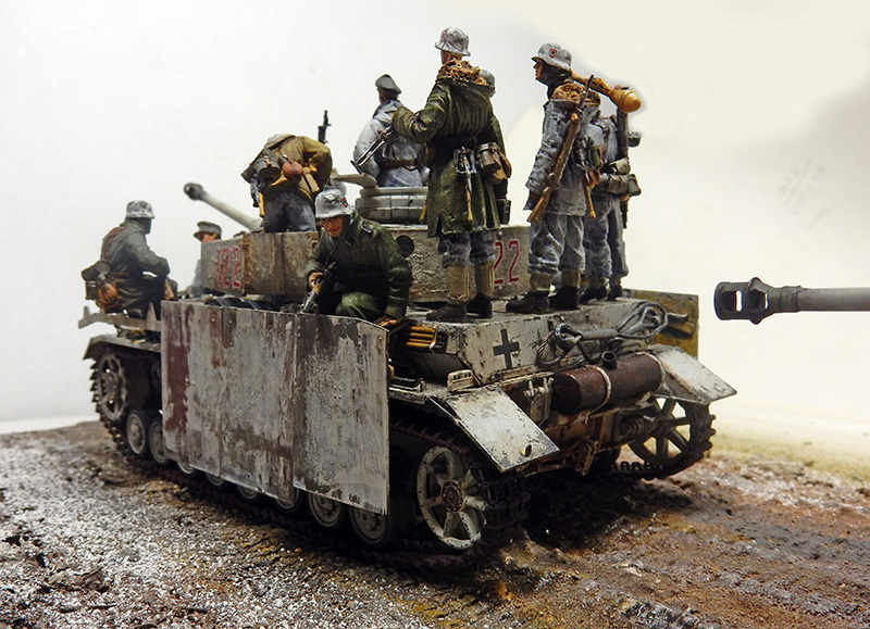 Maquette d'un char allemand hivernal transportant plusieurs figurines de soldats, diorama Hongrie 1945