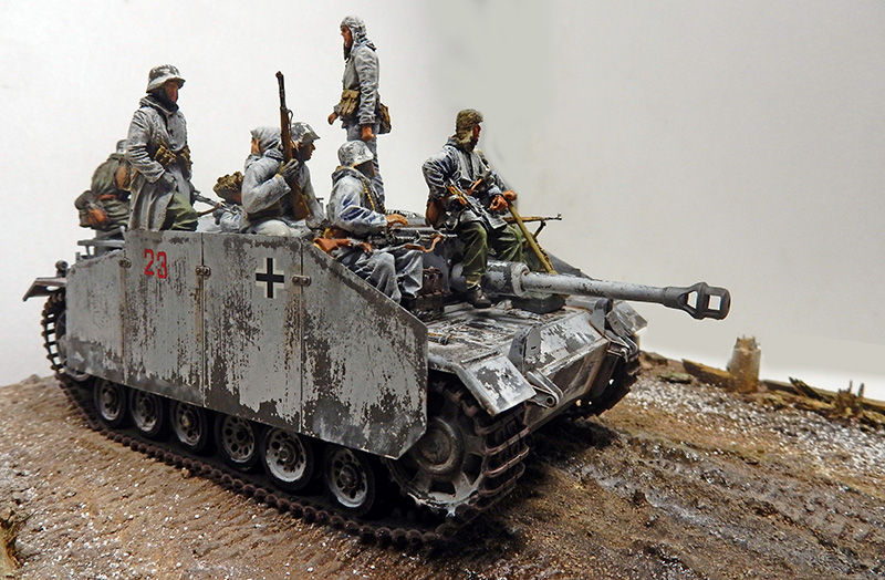 Maquette de canon d'assaut allemand camouflage hivernal numéro 23 transportant des soldats en tenue blanche