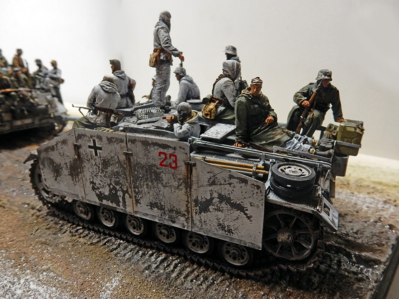 Maquette de canon d'assaut allemand camouflé hivernal numéro 23 transportant des soldats sur terrain boueux