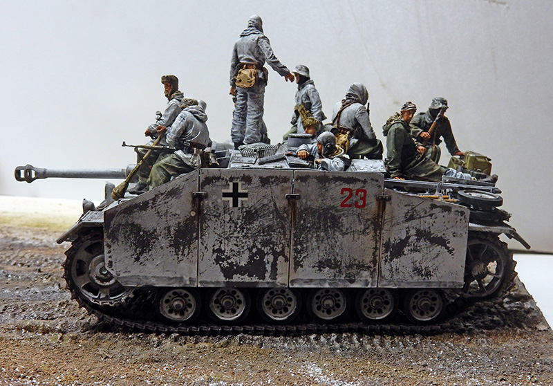 Maquette de canon d'assaut allemand StuG numéro 23 transportant des soldats hivernaux, Hongrie 1945