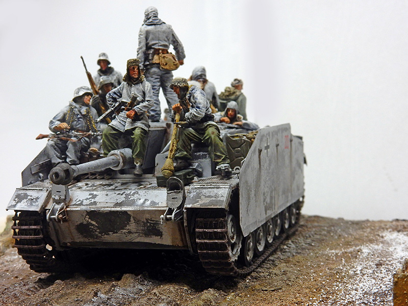 Maquette de char allemand camouflage hivernal transportant des soldats sur terrain boueux enneigé