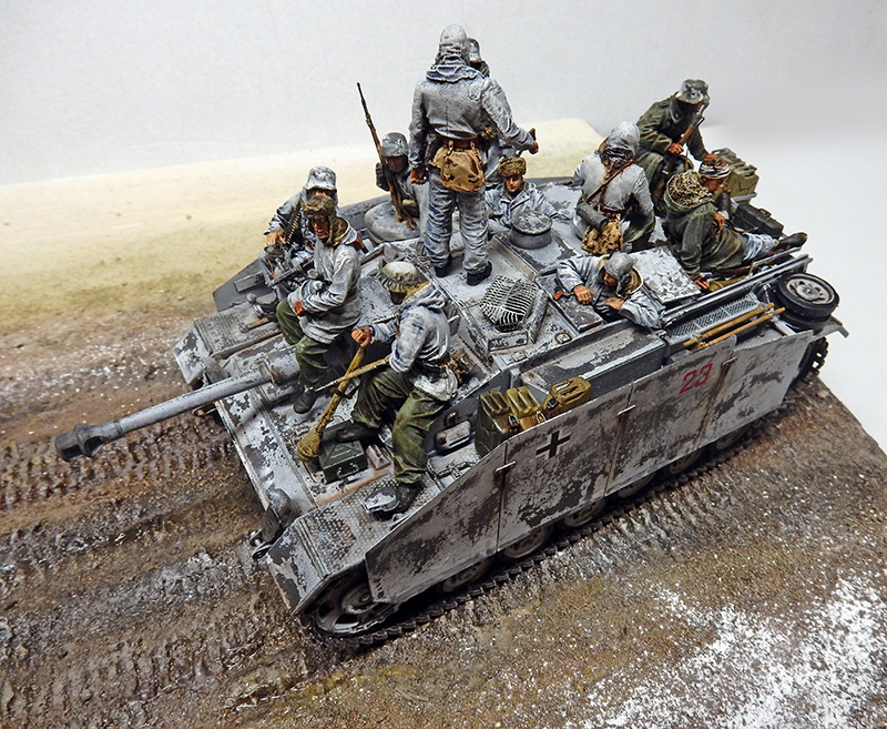 Maquette de char allemand en camouflage hivernal transportant de nombreux soldats sur un diorama enneigé
