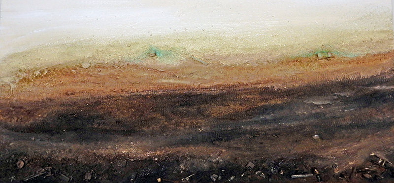 Décor de diorama représentant un sol boueux dégradé du brun foncé au ciel hivernal blanchâtre