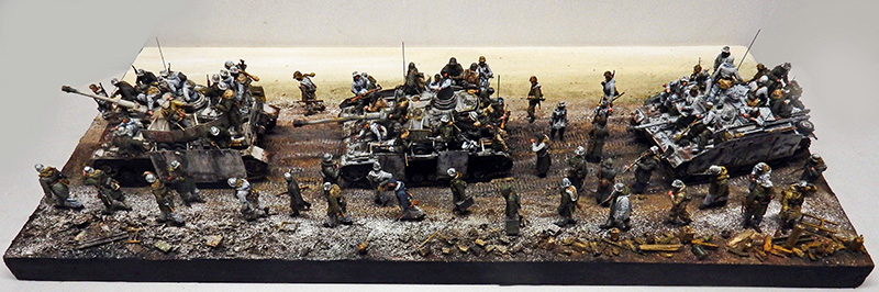 Diorama de chars et nombreuses figurines de soldats progressant sur un terrain enneigé hivernal