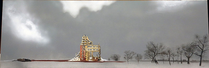 Diorama hivernal d'un bâtiment en ruines isolé sous un ciel gris, arbres dénudés au loin