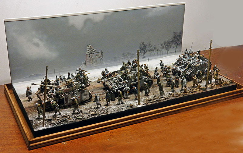 Diorama hivernal de soldats et véhicules militaires en colonne devant des ruines, Hongrie 1945