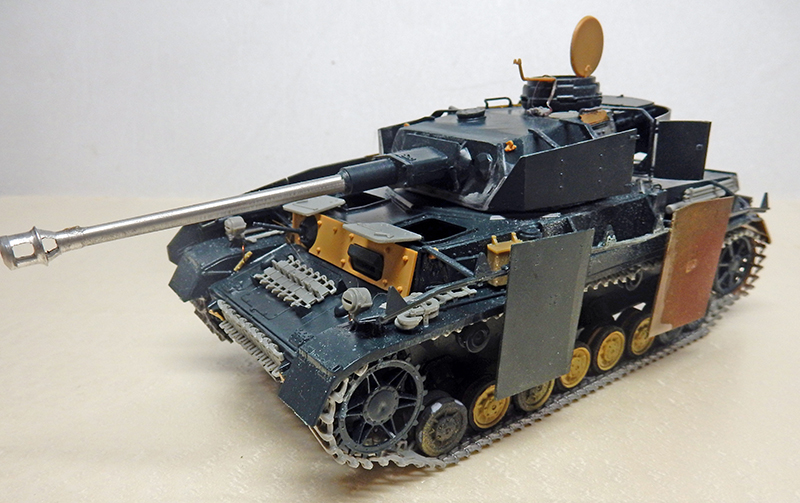 Maquette de char allemand gris en cours de montage avec photodécoupe et canon long