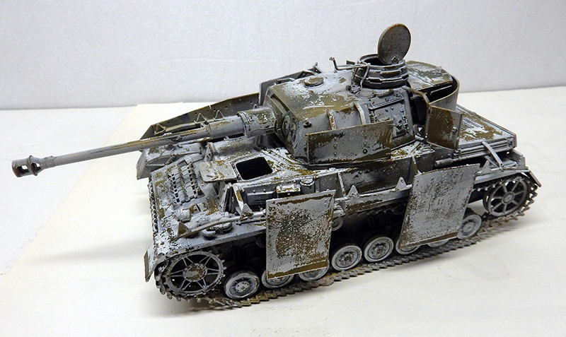 Maquette de char allemand Panzer IV avec camouflage hivernal blanc usé et patine boueuse