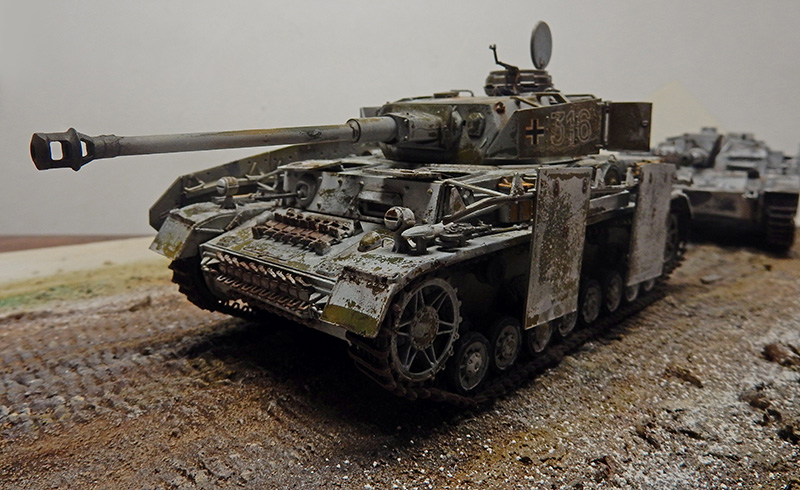 Maquette de char allemand Panzer IV numéro 316 patiné, sur diorama de terrain sablonneux
