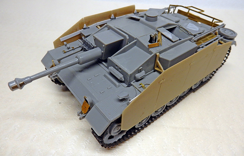 Maquette de canon d'assaut StuG III gris avec blindages latéraux Schürzen beige et photodécoupe
