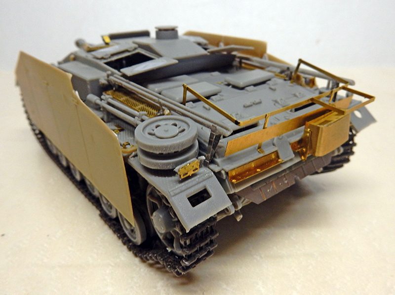 Maquette de canon d'assaut allemand gris avec jupes blindées et pièces photodécoupées en laiton