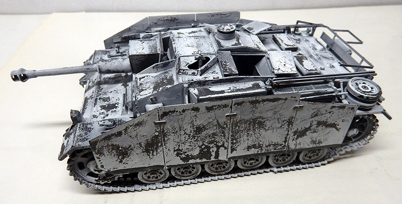 Maquette de canon d'assaut allemand Stug III en camouflage hivernal blanc usé, vue latérale