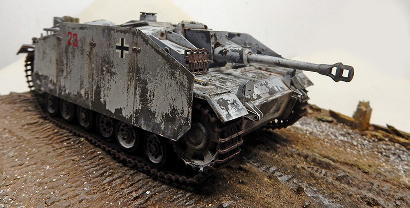 Maquette de canon d'assaut allemand StuG III numéro 23 camouflage hivernal sur diorama de terrain boueux