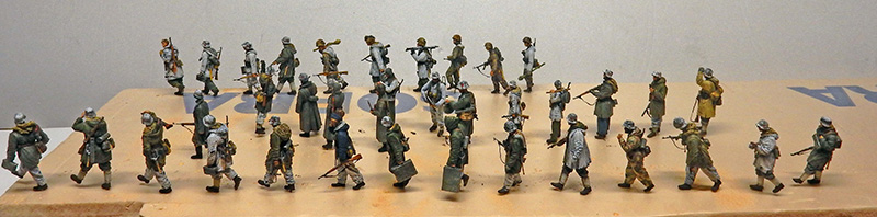 Collection de figurines de soldats allemands peints en marche sur un socle
