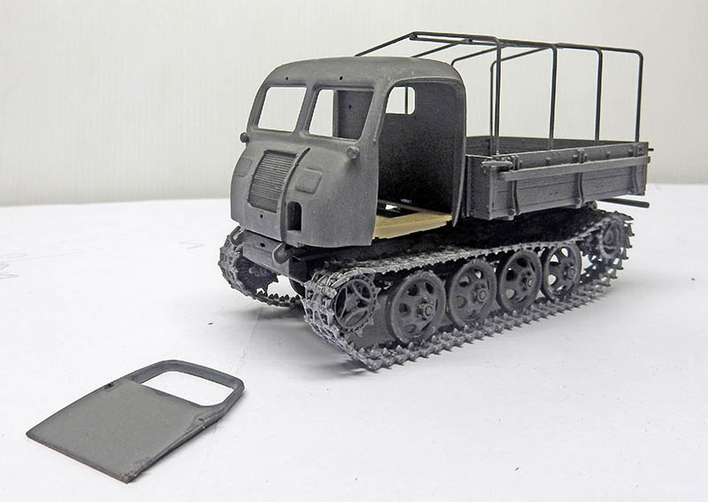 Maquette grise de tracteur chenillé allemand avec cabine et plateau, échelle 1/35