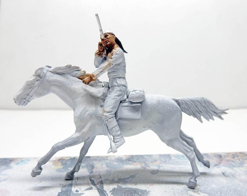 Figurine de guerrier indien à cheval brandissant un fusil, maquette en cours d'apprêt gris