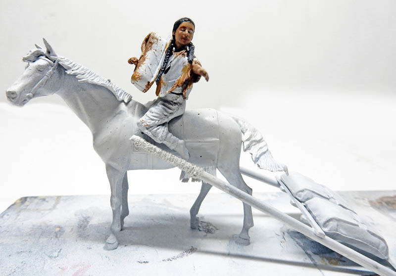 Figurine d'un guerrier indien à cheval avec bouclier et lance, en cours de peinture