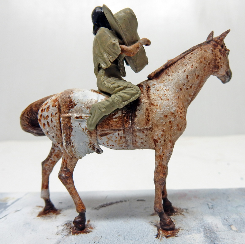 Figurine de cavalier indien non peinte sur un cheval appaloosa tacheté, en cours de montage