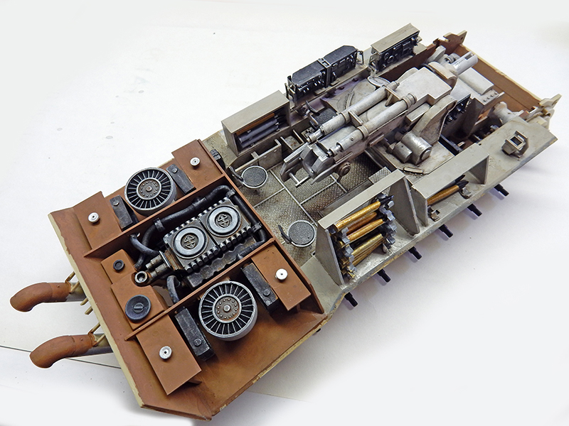 Maquette du Jagdpanther en construction montrant l'intérieur détaillé avec moteur, canon et munitions