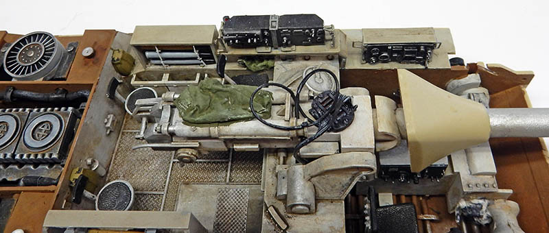 Intérieur détaillé de la maquette Jagdpanther montrant le poste de combat, le canon et les équipements