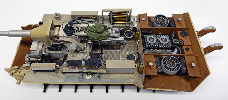 Vue de dessus de la maquette Jagdpanther montrant l'intérieur détaillé avec compartiment moteur et poste de combat