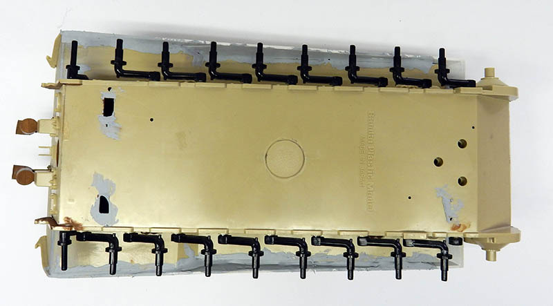 Dessous de la coque du Jagdpanther montrant les bras de suspension et le mastic appliqué