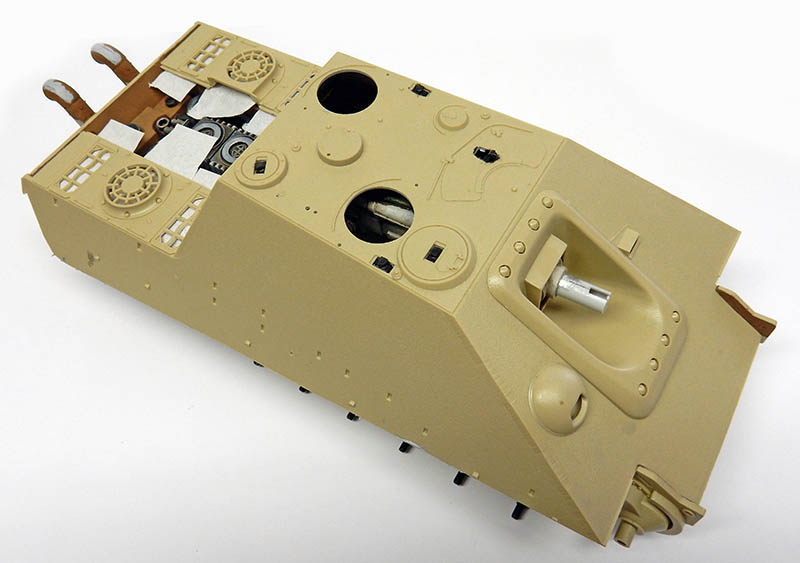 Caisse de la maquette Jagdpanther peinte en jaune sable, vue de dessus avec détails intérieurs
