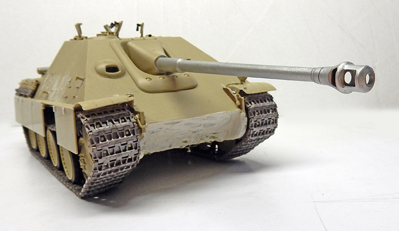 Maquette du chasseur de chars Jagdpanther Sdkfz 173 en apprêt beige, vue avant trois-quarts avec long canon