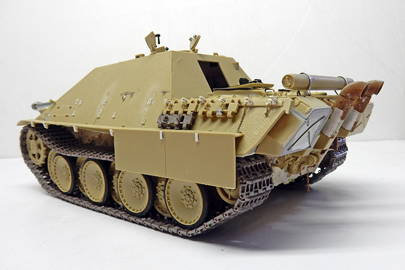 Maquette du chasseur de chars Jagdpanther beige vue arrière, échappements rouillés et chenilles détaillées