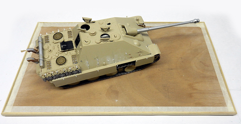 Maquette du chasseur de chars Jagdpanther en apprêt beige posée sur socle en bois