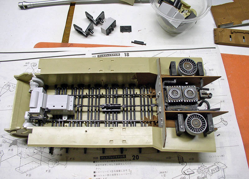Intérieur de la caisse du Jagdpanther en montage, moteur et transmission posés sur la notice