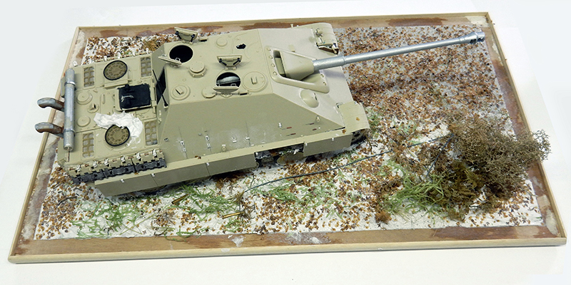 Maquette du Jagdpanther non peinte sur un diorama enneigé avec végétation sèche