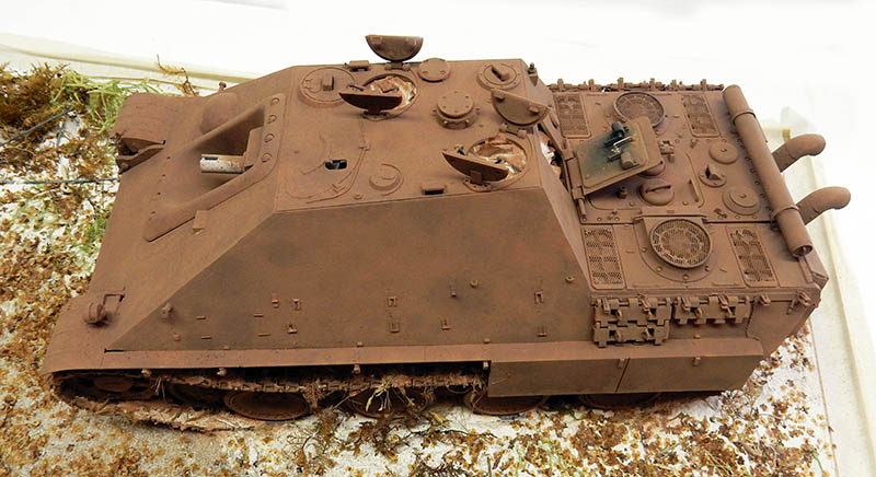Maquette du Jagdpanther Sdkfz 173 en apprêt brun-rouge, vue arrière du compartiment moteur et grilles