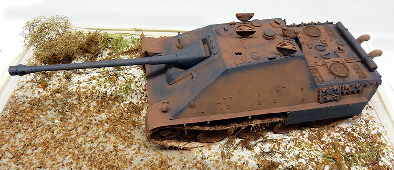 Maquette de chasseur de chars Jagdpanther vue de dessus sur un diorama de terrain herbeux