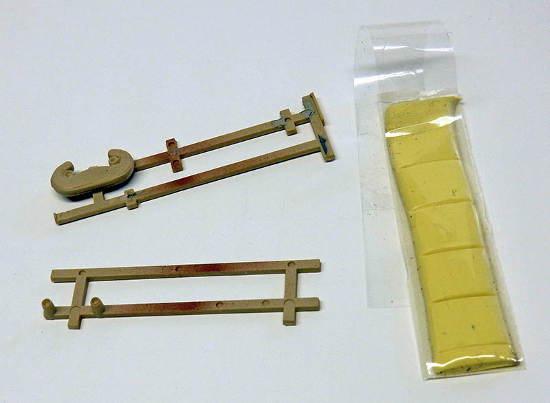 Pièces en résine sur grappes et mastic époxy bi-composant jaune en sachet pour conversion Jagdpanther