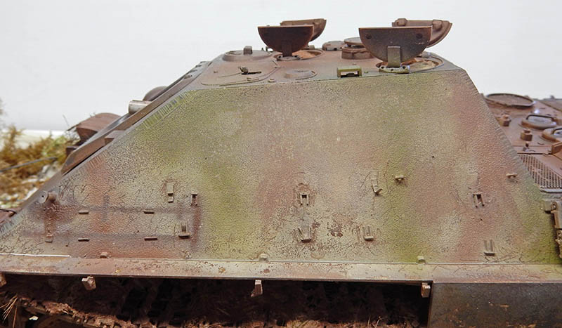 Glacis avant patiné de la maquette Jagdpanther avec écoutilles et camouflage vert et brun
