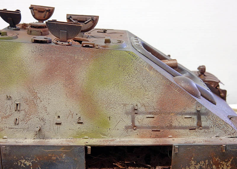 Détail du flanc avant de la maquette Jagdpanther avec camouflage trois tons et patine d'usure