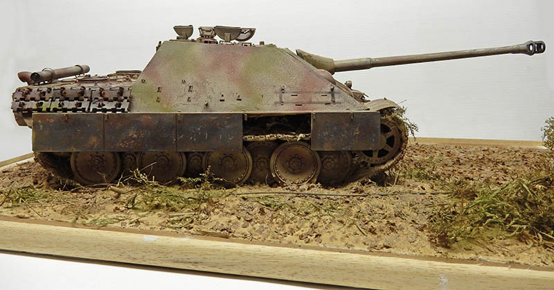 Maquette du chasseur de chars Jagdpanther en camouflage trois tons sur diorama de terrain sec