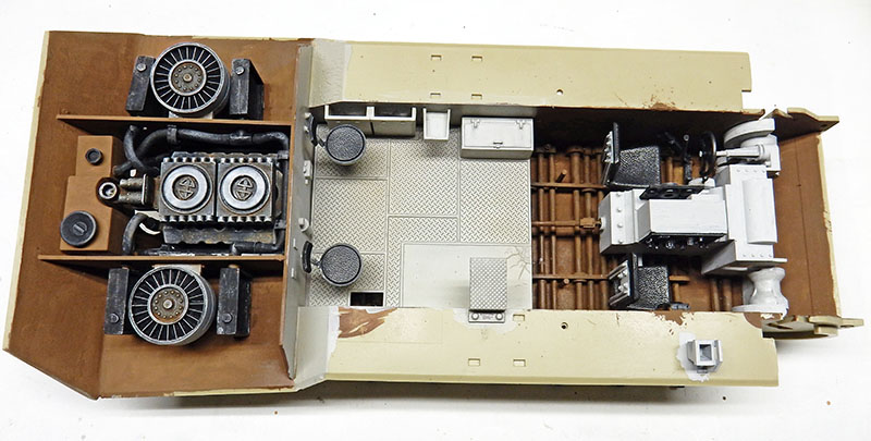 Intérieur de la coque du Jagdpanther en cours de montage montrant moteur, ventilateurs et plancher détaillés