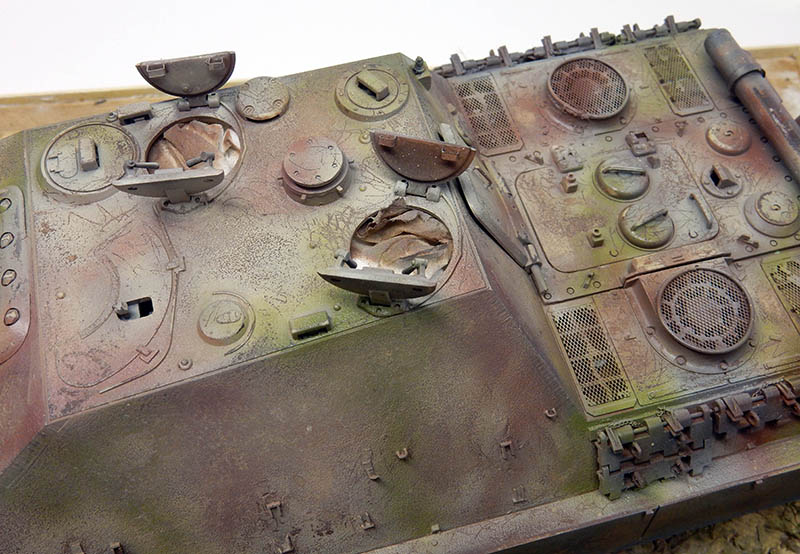 Pont supérieur de la maquette Jagdpanther avec écoutilles ouvertes et grilles moteur, camouflage trois tons patiné